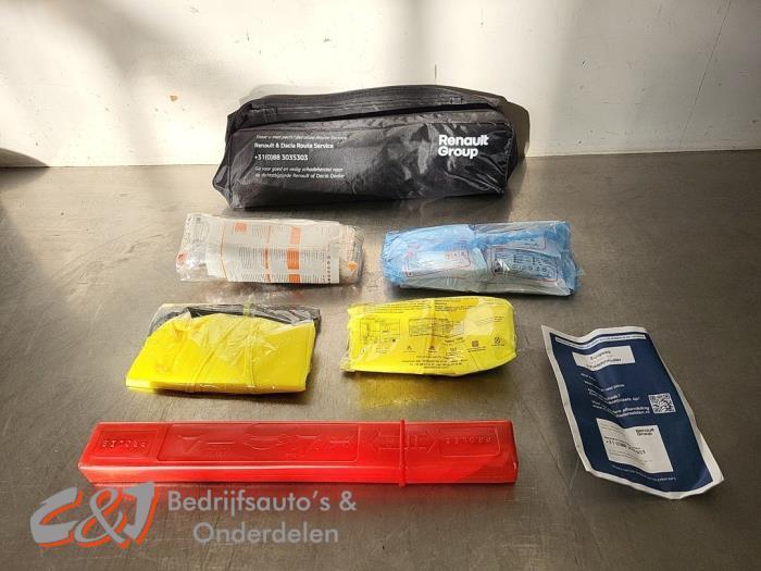 Kit premiers soins d'un Renault Trafic, Renault, -, 3 mois de garantie, Utilisé