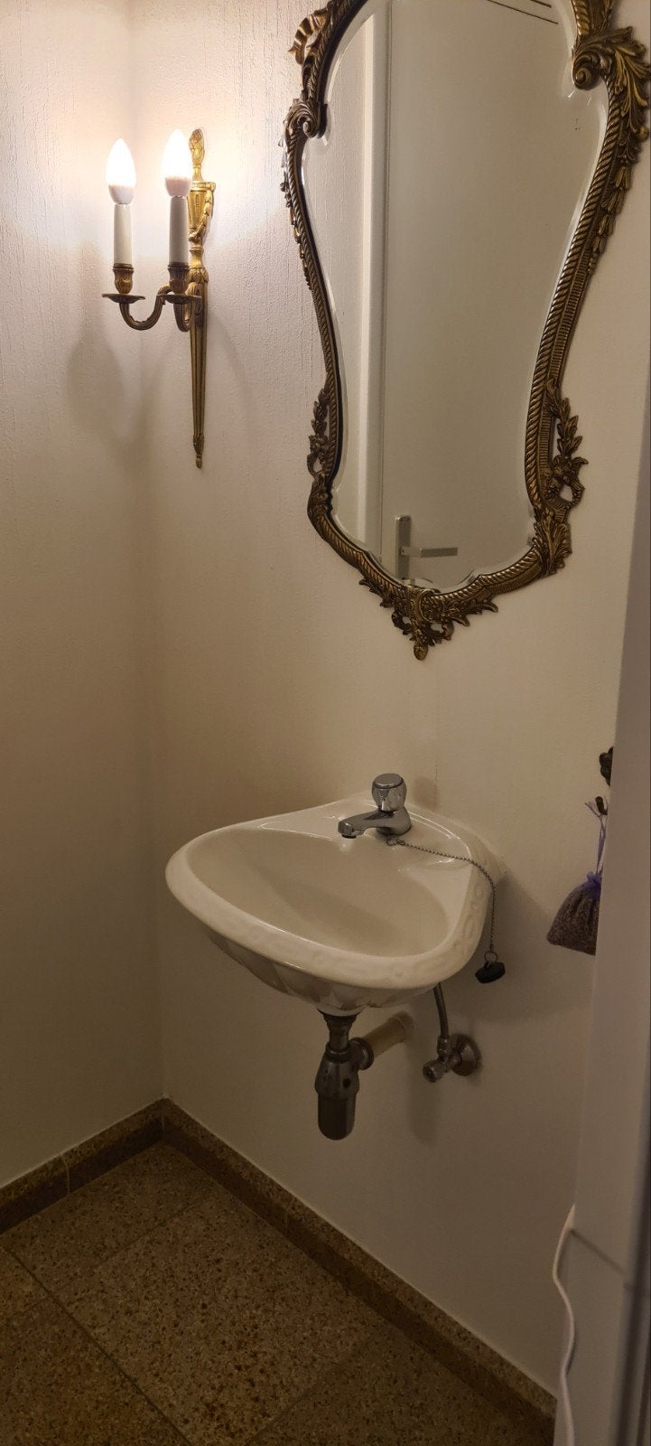 Klassiek keramisch fonteintje / toiletwastafel – Nostalgisch, Ophalen, Gebruikt