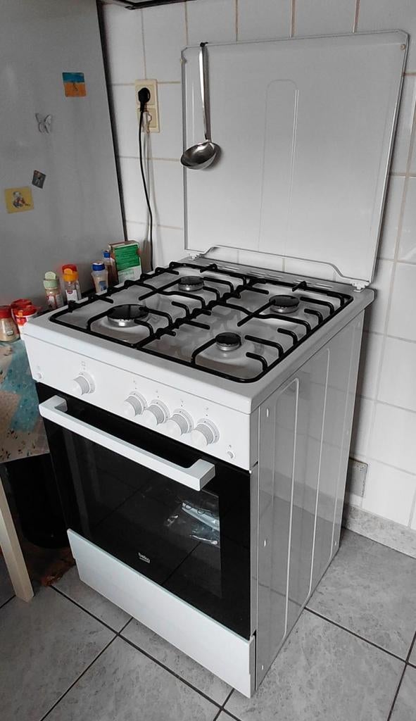 Beko Gasfornuis (FSG62010) – Werkt op normaal stopconta, Elektronische apparatuur, Fornuizen, Ophalen, 4 kookzones, Zo goed als nieuw