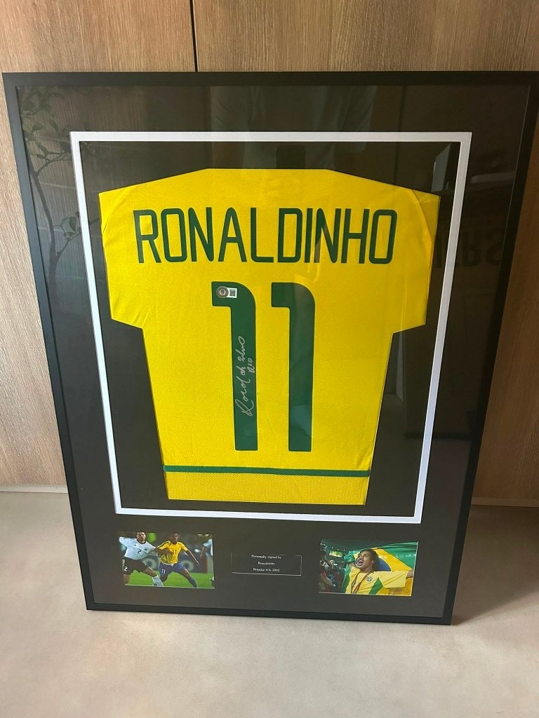 Ingelijst gesigneerd Ronaldinho shirt - Beckett COA, Enlèvement ou Envoi, Comme neuf, Maillot