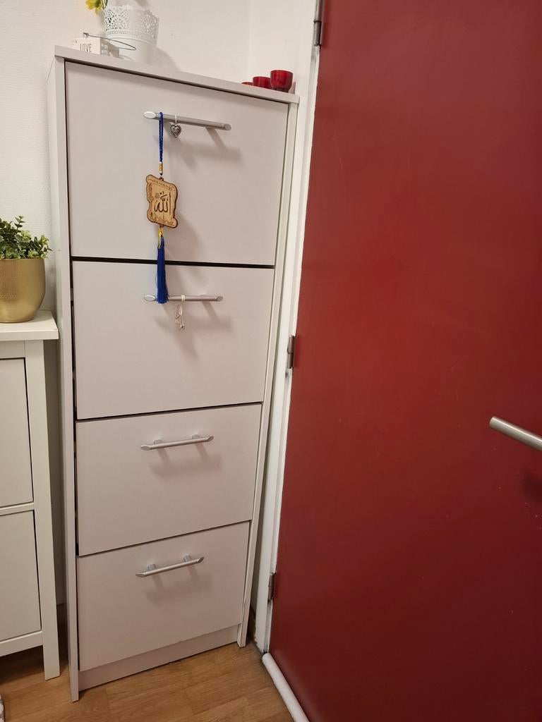Schoenenkast, Ophalen