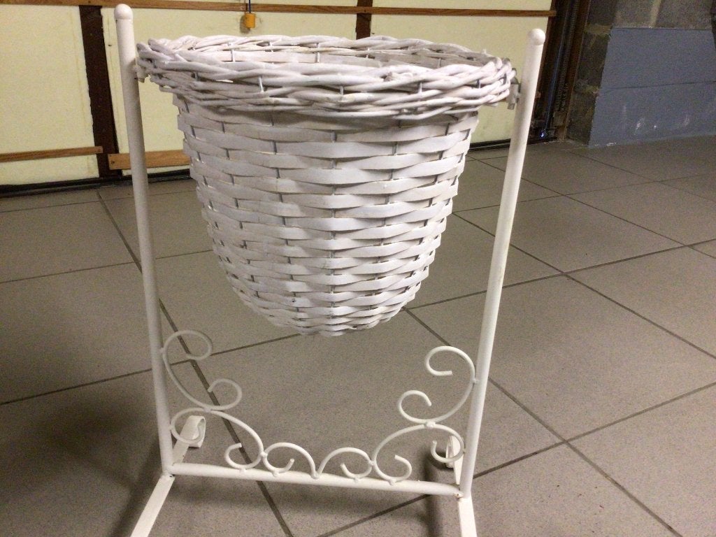 Cache pot sur pied, Enlèvement
