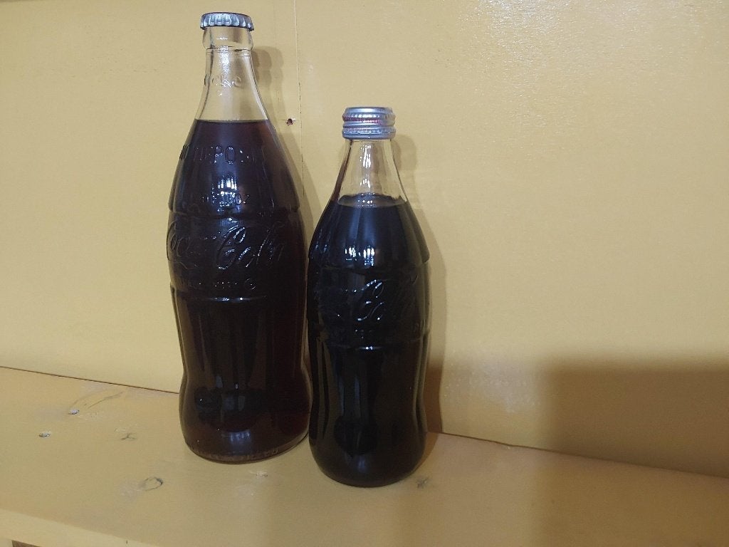 Coca Cola flessen 2 stuks Embossed met Relief, Verzamelen, Ophalen of Verzenden