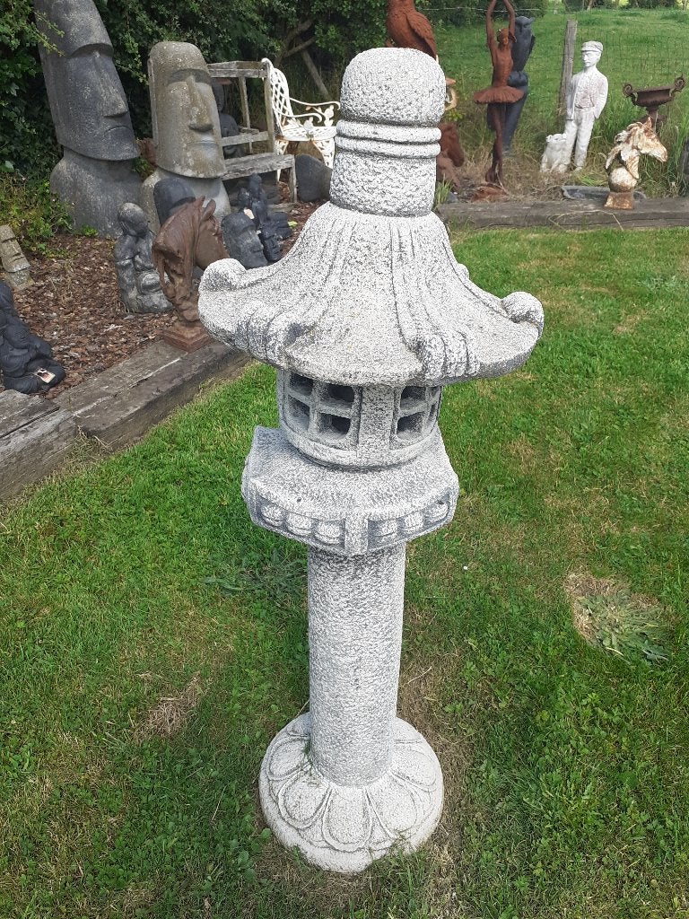 Pagode, lantaarn in gepatineerde steen (hoogte 1,08 m), Ophalen, Nieuw