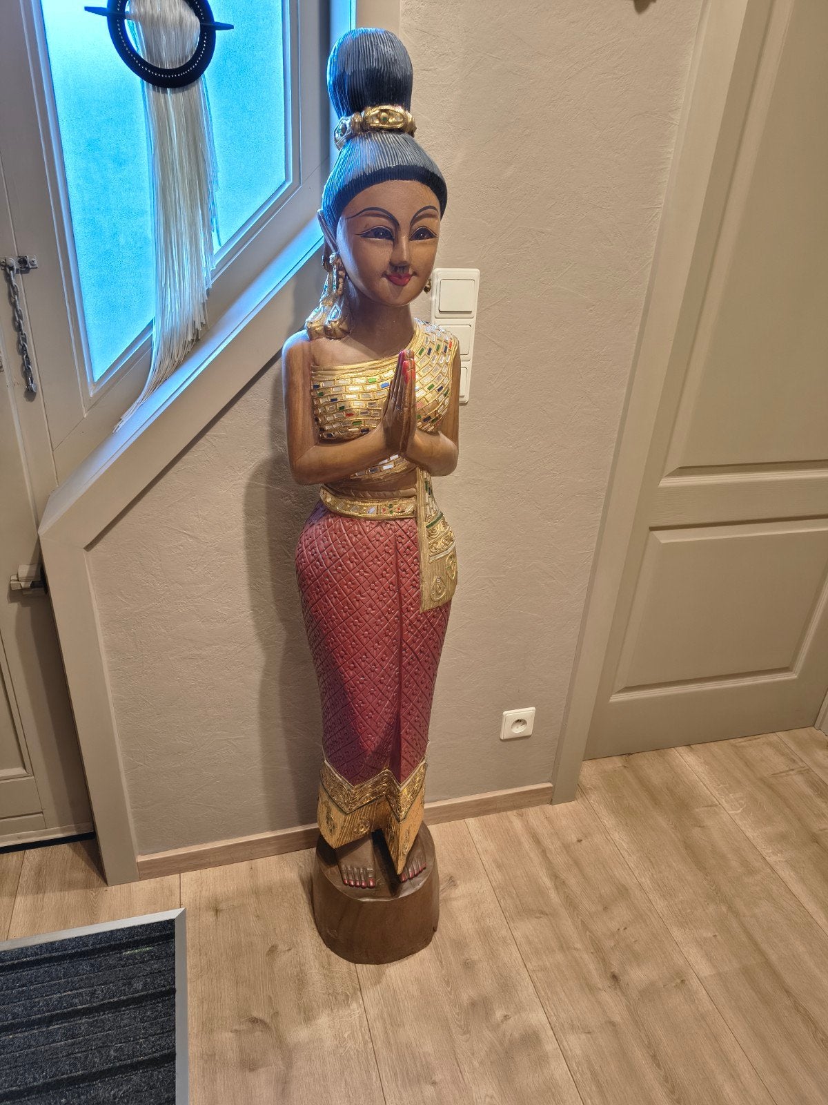 Thaise vrouw in massief hout.  Lengte: 155 cm, Ophalen, 155 cm, Hout, Rood