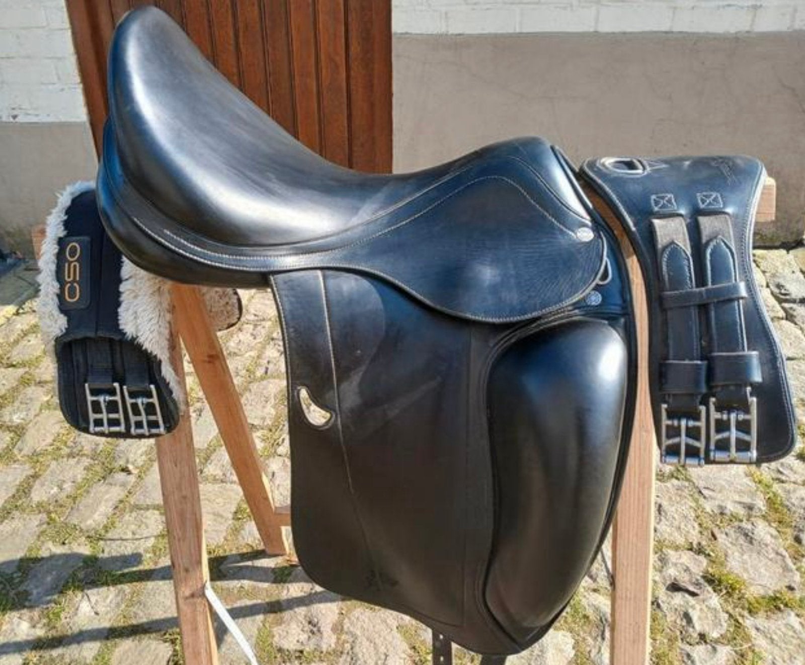 Selle dressage monoquartier Equipe, Siège semi-creux, Housse de selle incluse, L (17.5 pouces), Dressage