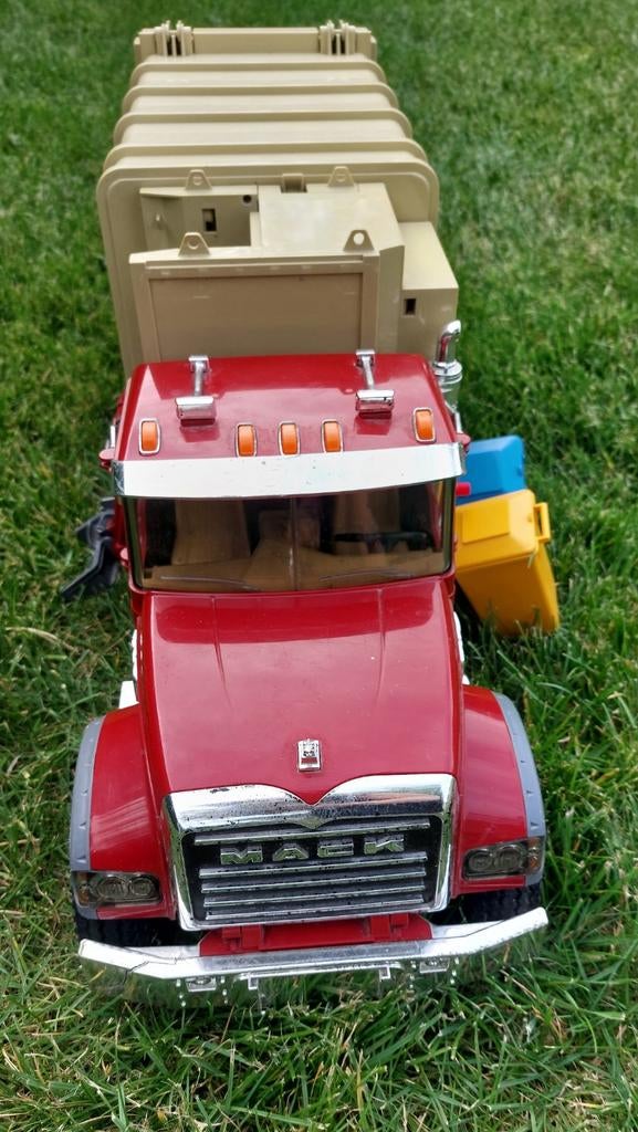 Bruder MACK vuilniswagen, Ophalen