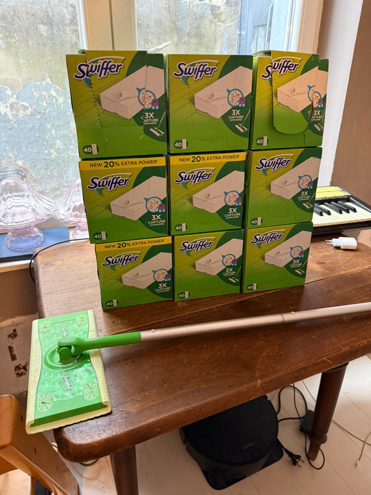 Lot balai + 9 boites de lingettes Swiffer, Enlèvement, Brosse ou Balai