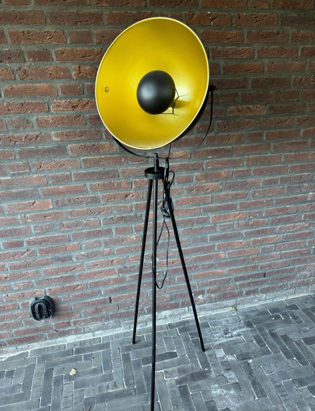 Moderne vloerlamp met driepoot en gouden binnenkant, Ophalen, E27 (groot), Zo goed als nieuw, Metaal