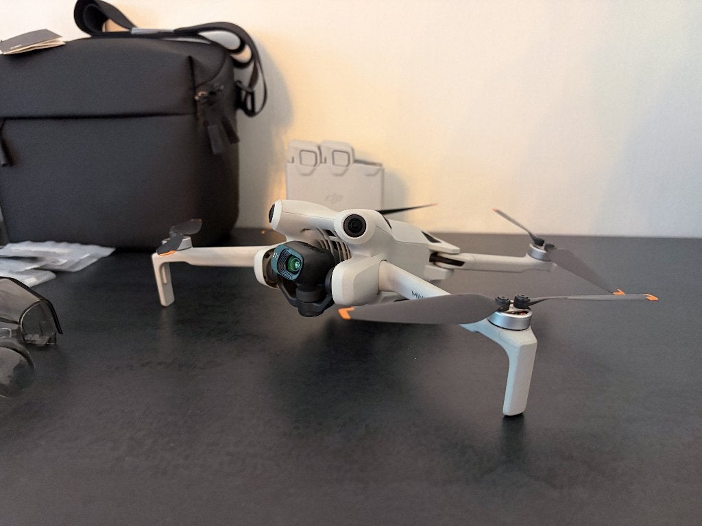 DJI Mini 4 Pro Fly More Combo + Smart Controller, Ophalen of Verzenden, Zo goed als nieuw, Minder dan 250 gram, DJI