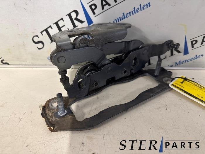 Motorkap Scharnier van een Mercedes E-Klasse, Gebruikt, -, Ophalen of Verzenden, -