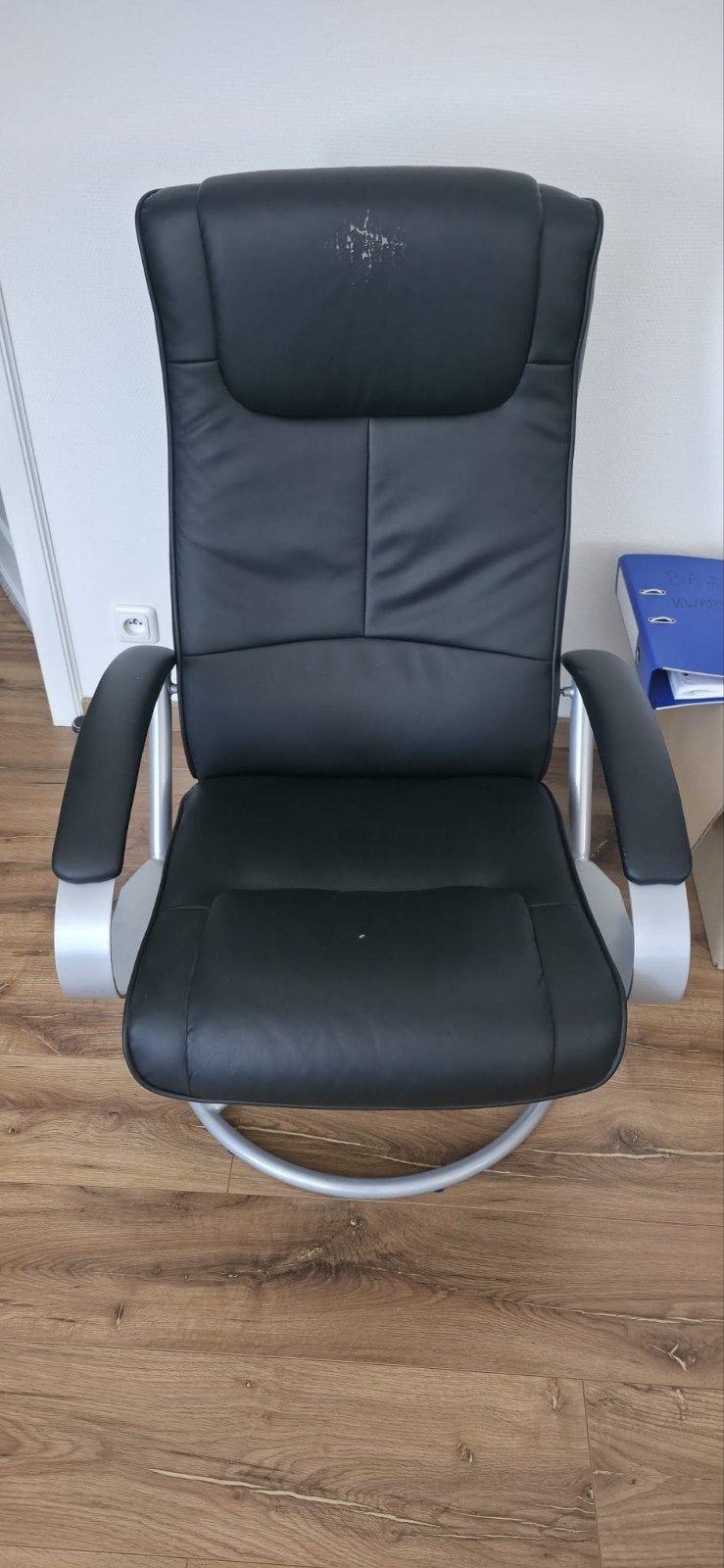 comfortabele draaistoel met voetenbank, Huis en Inrichting, Ophalen, Gebruikt, Zwart, Kunststof
