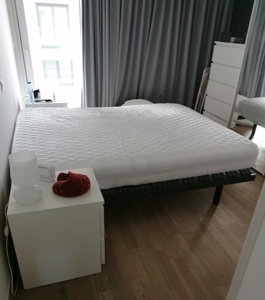 Bed op pootjes met matras (perfecte staat), Huis en Inrichting, Ophalen, 140 cm, 200 cm, Metaal