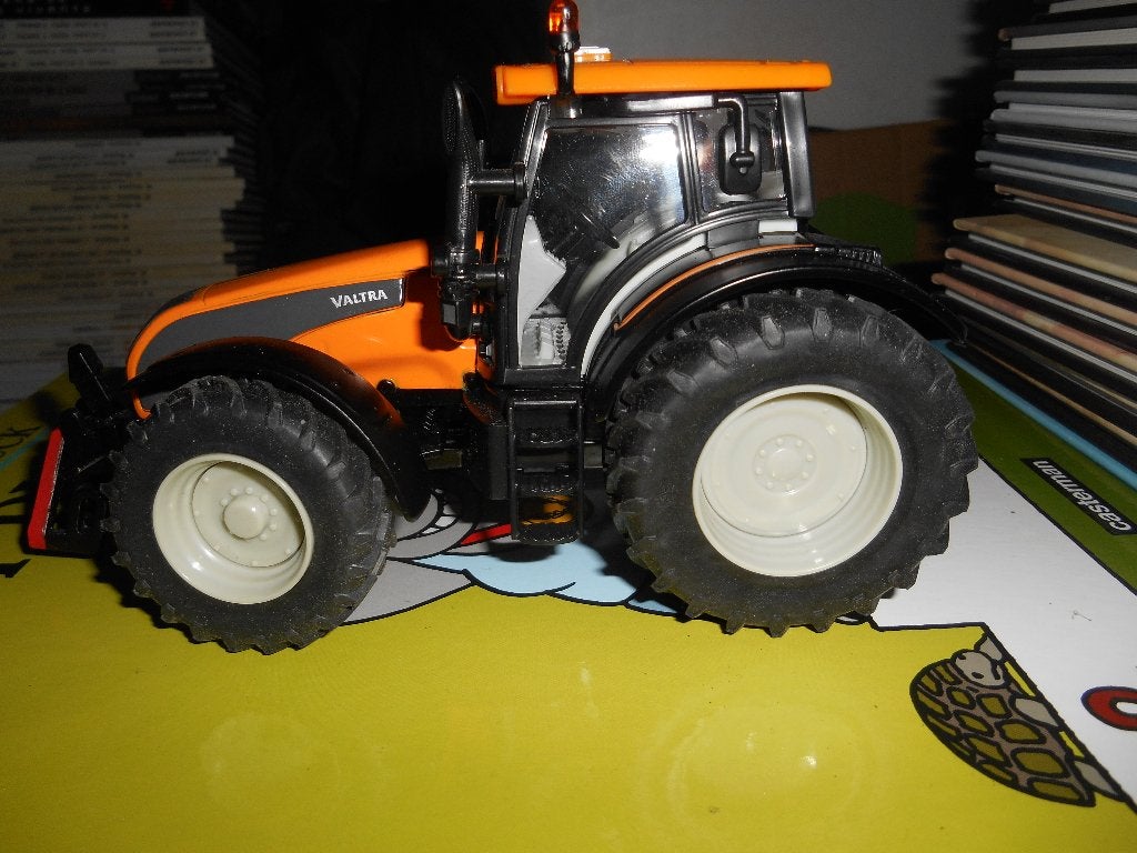 SIKU 1/32 valtra, Hobby en Vrije tijd, Ophalen of Verzenden, SIKU