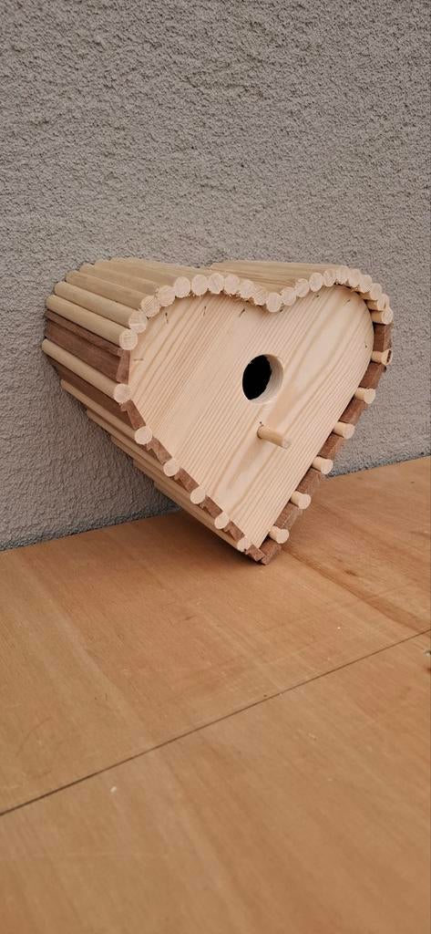Vogelhuisje in hartjes vorm in twee kleuren hout, Tuin en Terras, Ophalen