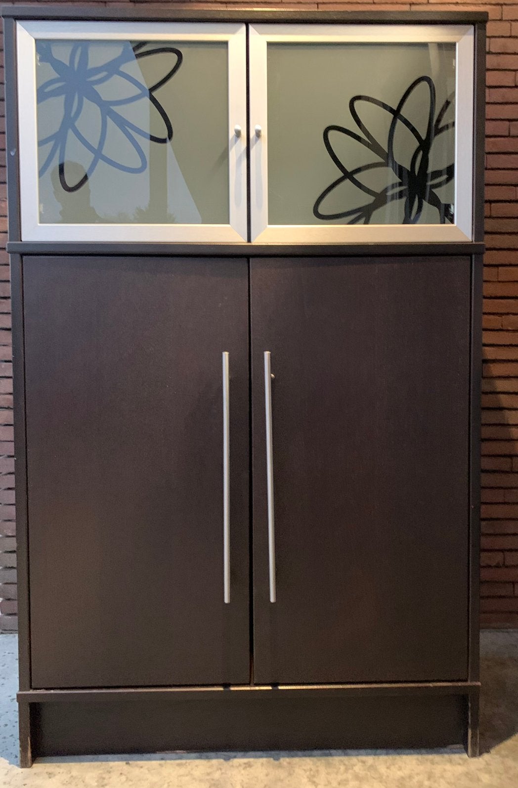Zwartbruine kast met Vitrine.   (85x42x135cm), Enlèvement