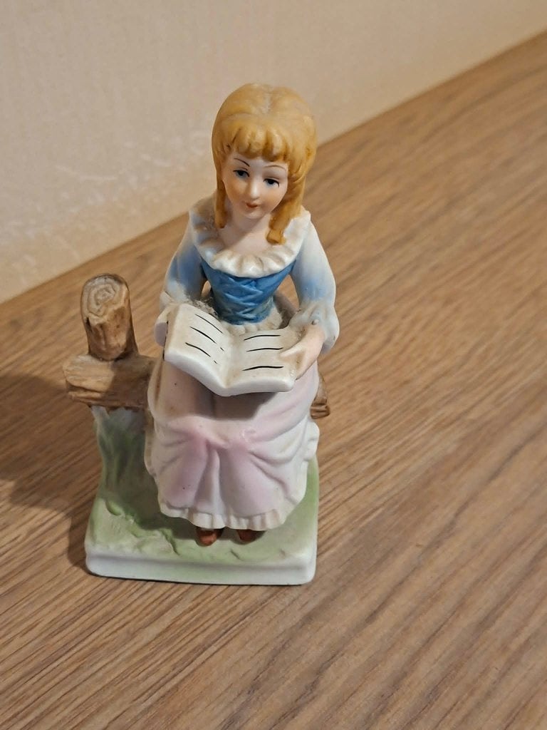 Vintage beeldje / lezend meisje zittend op een houten hek, Ophalen of Verzenden, Gebruikt, Mens