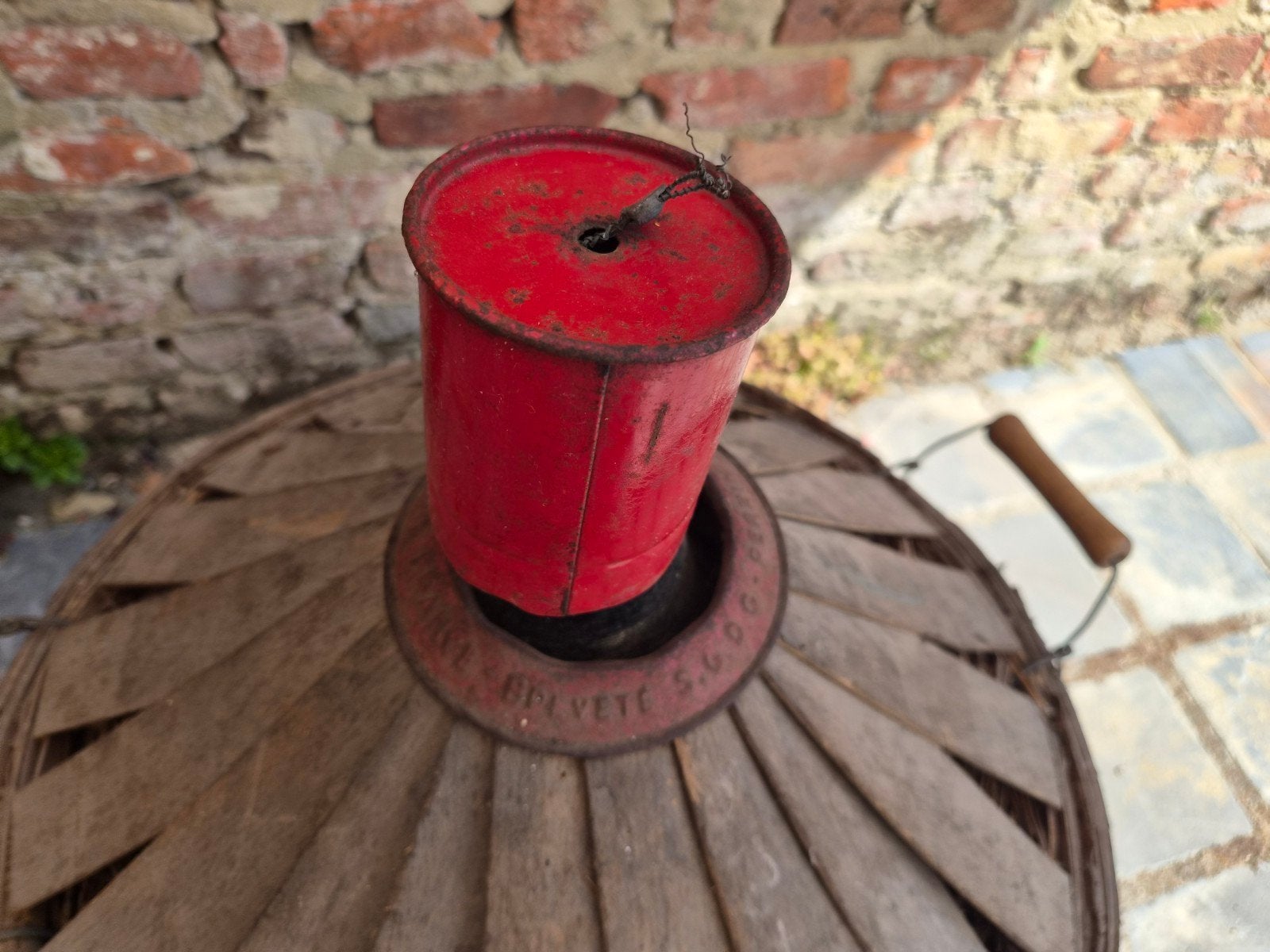 Authenthieke en intacte dame jeanne fles in houten korf, Ophalen