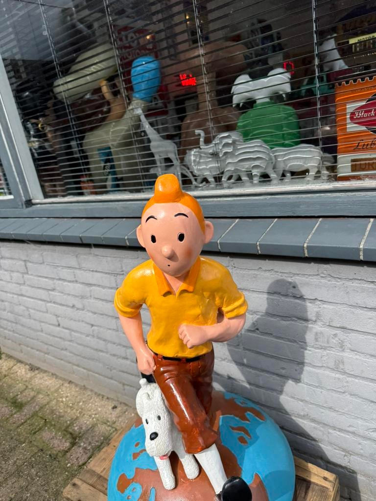 Kuifje beeld op de wereldbol, Verzamelen, Ophalen, Kuifje, Gebruikt, Beeldje of Figuurtje
