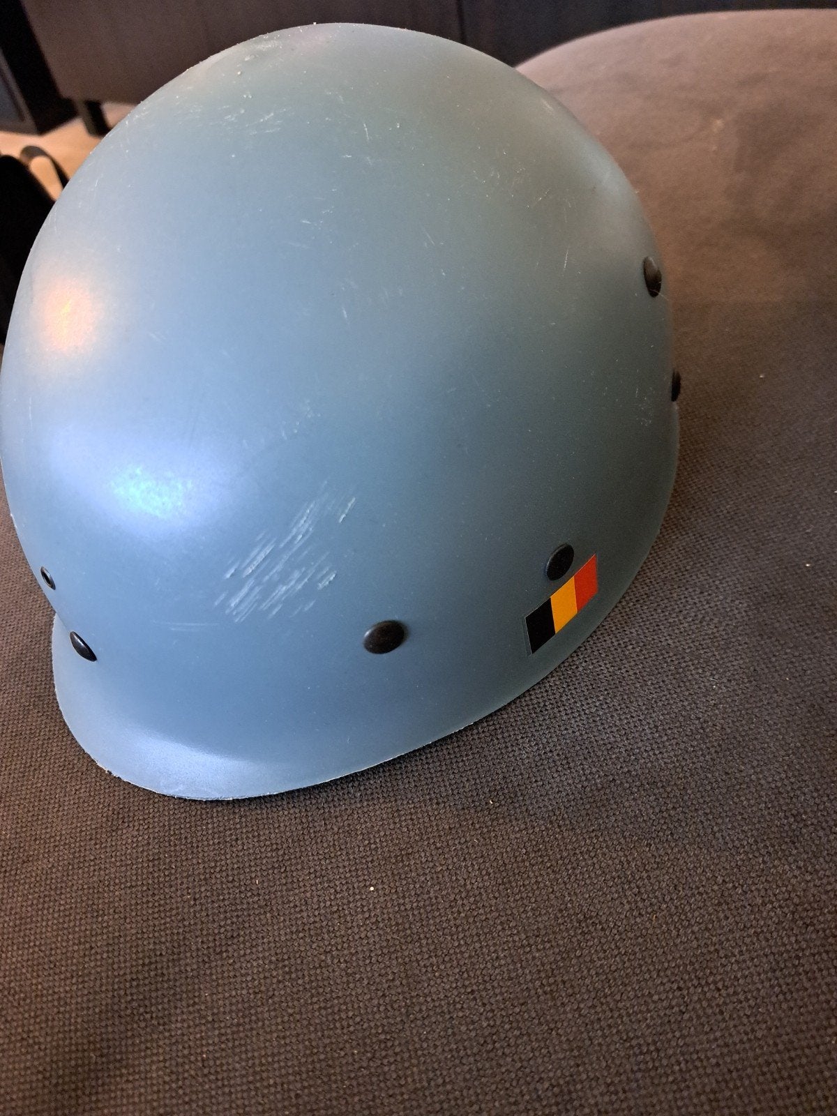 Legerhelm verkleedkleren, Ophalen