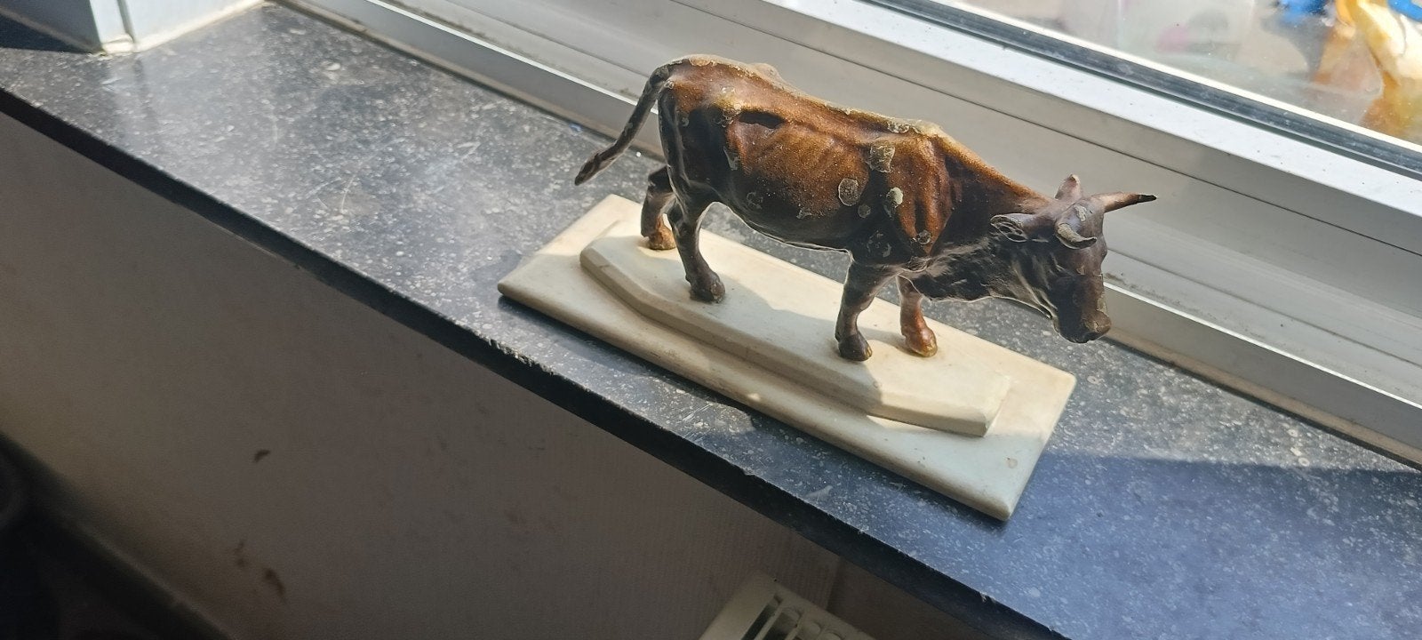 bronzen beeldje met sokkel uit marmer, Antiek en Kunst, Kunst | Beelden en Houtsnijwerken, Ophalen of Verzenden, Beeld