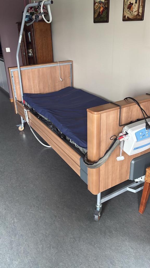 ziekenhuisbed en wisseldrukmatras, Diversen, Ophalen, Zo goed als nieuw