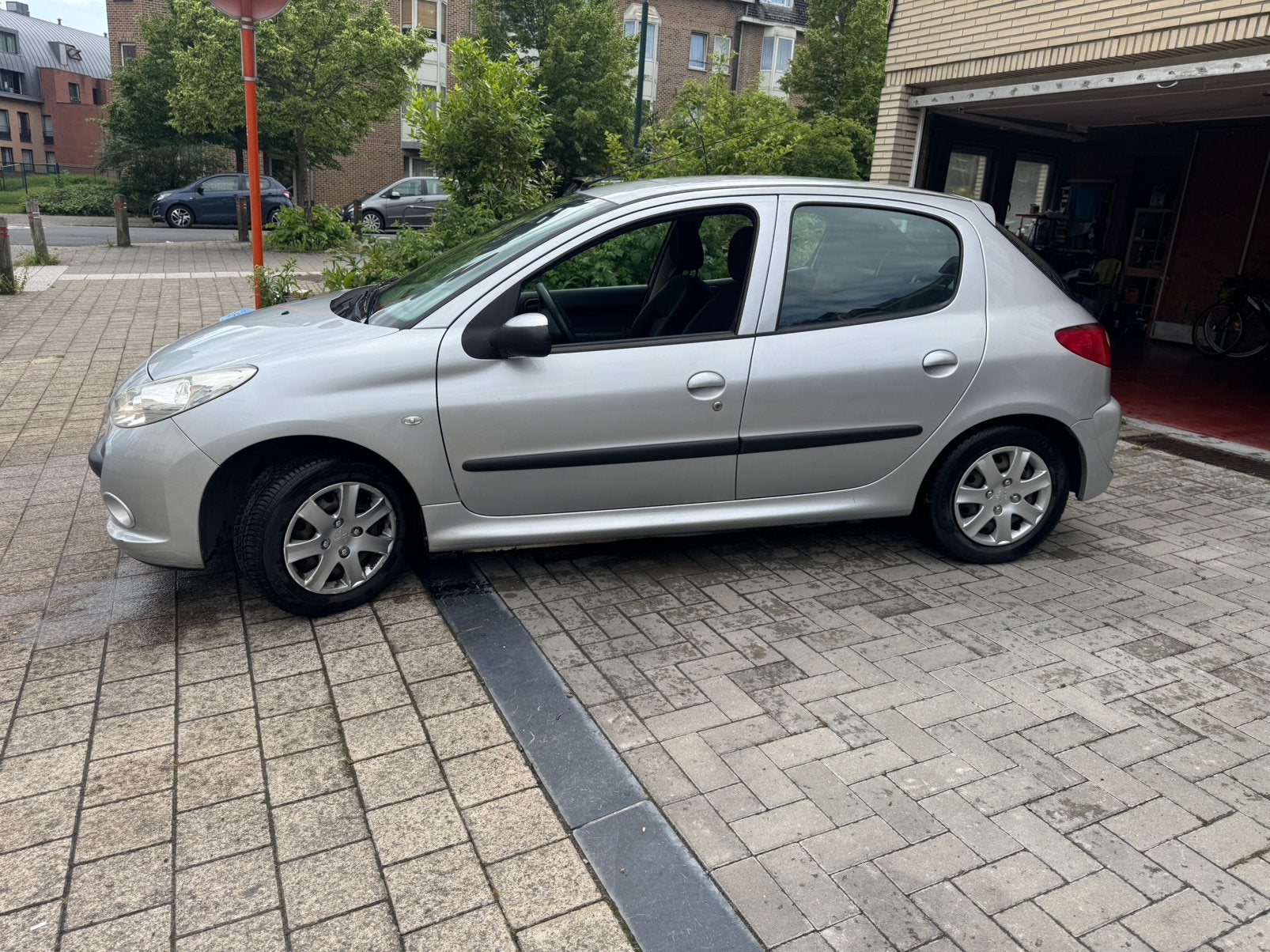 Peugeot 206+.  1.1i. 2011. 125000 km carpass  à  airco, Auto's, Peugeot, Elektrisch, Particulier, Te koop