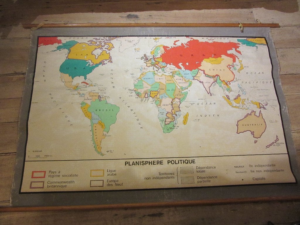Ancienne carte scolaire PLANISPHERE POLITIQUE, Antiek en Kunst, Ophalen, Aardrijkskunde