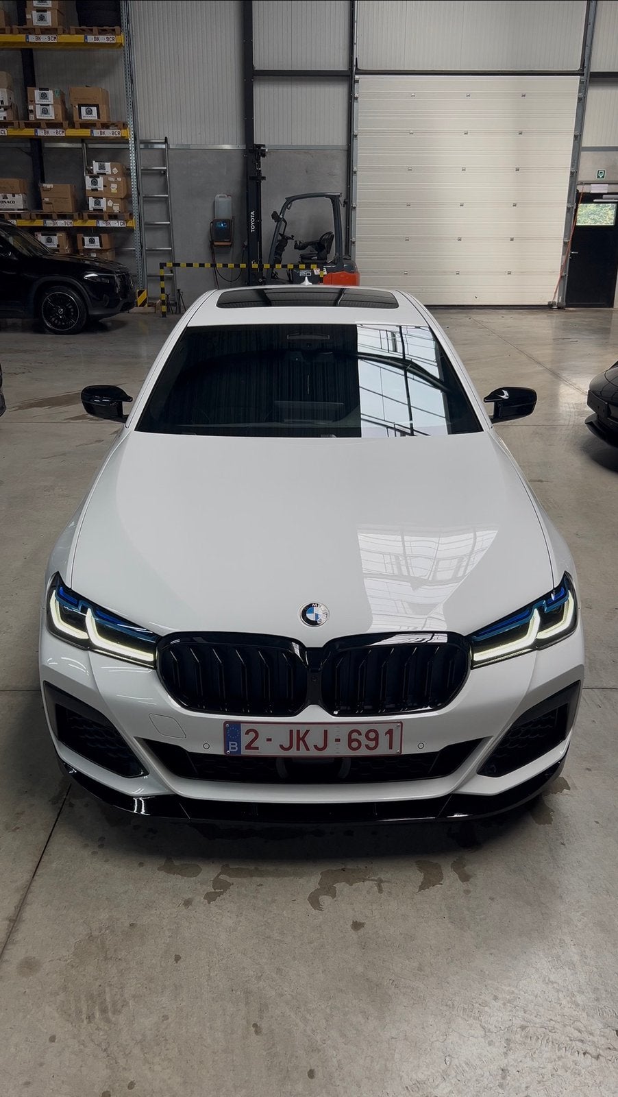 BMW 545e xDrive M Sport LCI | 394 PK | Laserlight | Pano |, Auto's, Automaat, Dealer onderhouden, 2020 kg, Wit