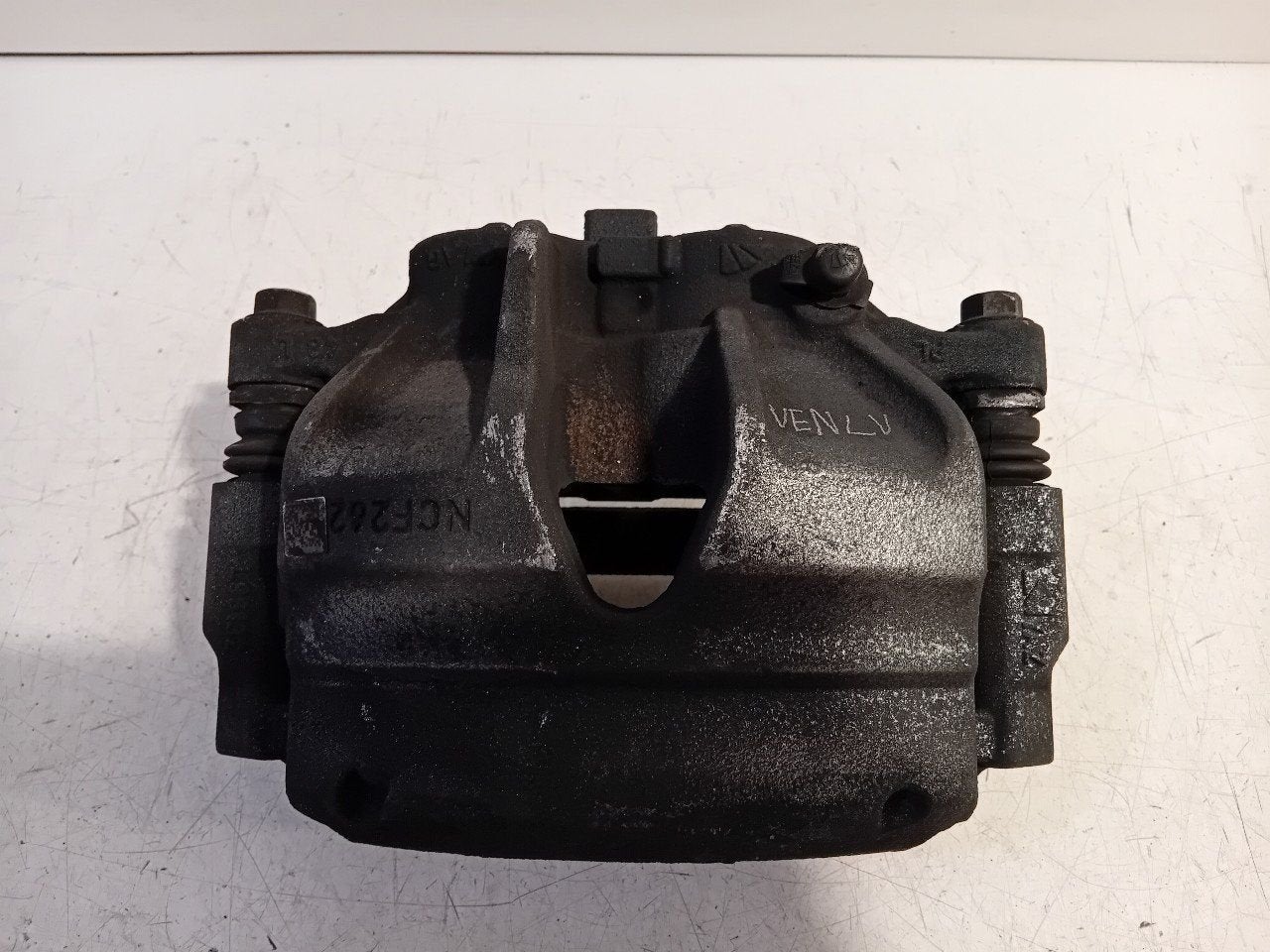 Remklauw links voor Volkswagen Crafter, Onderdelen@venauto.nl, Van der Ven Autorecycling B.V., Gebruikt, Ettenseweg 76, 4706 PB Roosendaal, The Netherlands