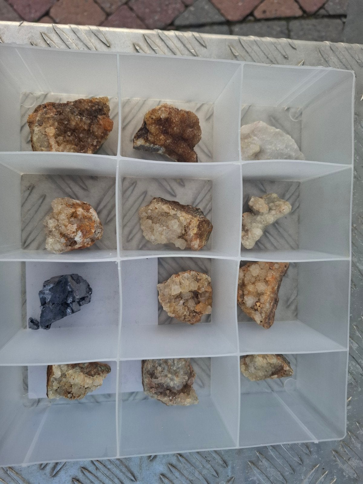 boîte avec 12 petites pierres minérales avec cristaux ! BONN, Enlèvement ou Envoi
