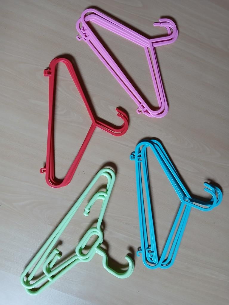 Kapstokjes voor kinderkledij.