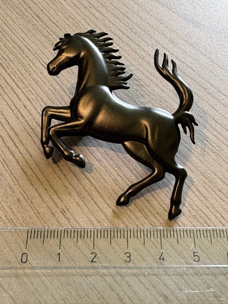 Ferrari Cavallino Rampante / Mat zwart / Dark Finish, Verzamelen, Ophalen of Verzenden, Nieuw, Auto's