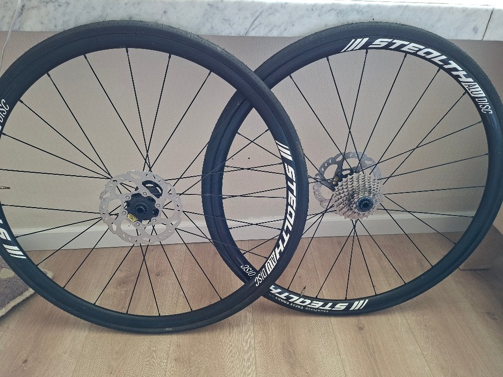 Stealth disc wielen met nieuwe banden., Fietsen en Brommers, Fietsonderdelen, Wiel, Stealth, Ophalen of Verzenden, Zo goed als nieuw