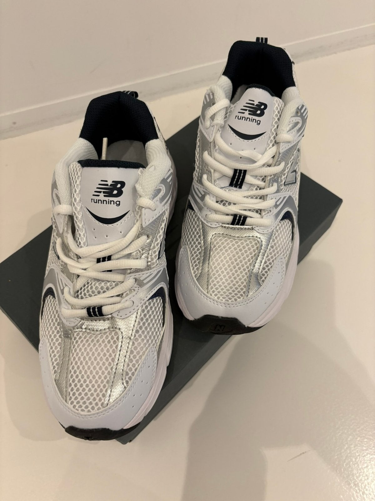 New Balance 530 - nieuw - maat 41,5 (valt klein), Vêtements | Femmes, Neuf, Enlèvement ou Envoi, Chaussures de sports, Blanc