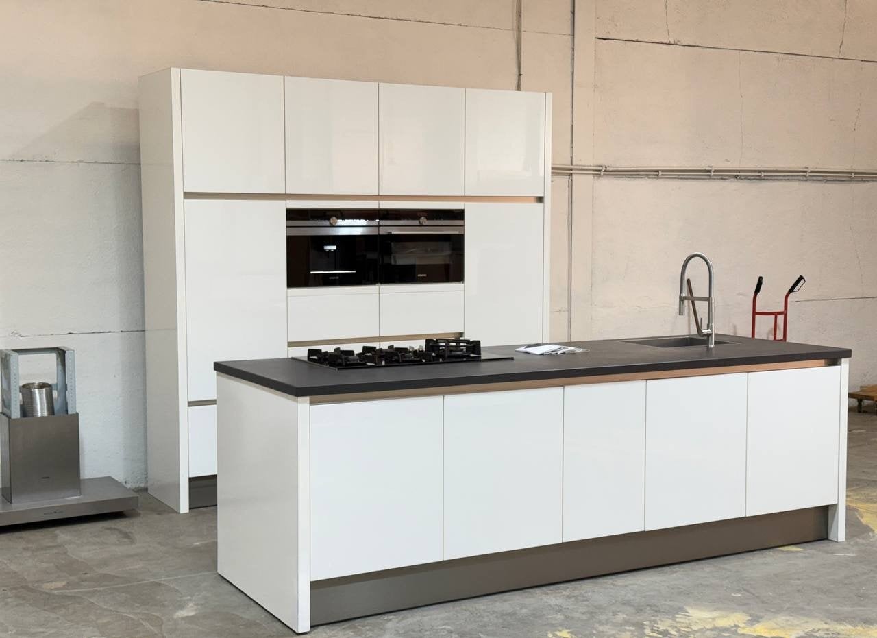 Uitgeruste keuken met centraal eiland, Ophalen, Wit, Composiet, Greeploos
