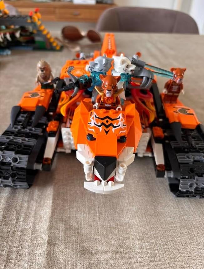 LEGO Le poste de commandement mobile du tigre de Chima - 702, Envoi
