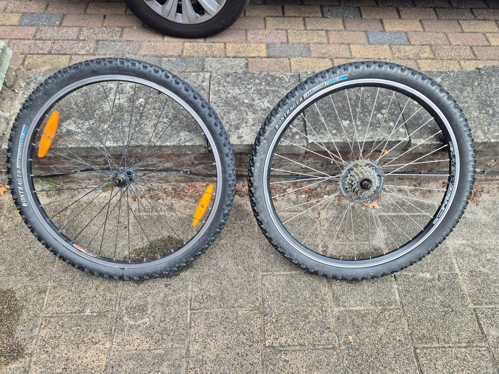 Paire roues vélo 26 pouces . 
Avec les pneus et c