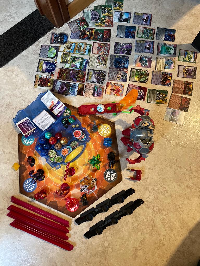 Set bakugan met arena, Enfants & Bébés, Jouets | Figurines, Enlèvement, Utilisé