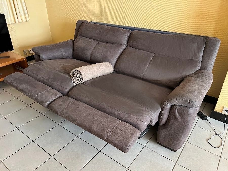 canapé 2 places avec position relax électrique, Maison & Meubles, Canapés | Salons, Banc droit, Comme neuf, Enlèvement, Deux personnes