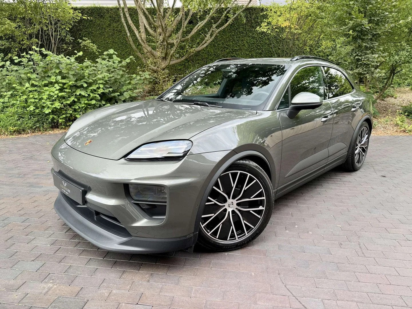 Porsche Macan 4/100 kWh/Aventurine Green/BOSE/Pano/Surround/, Auto's, Porsche, Automaat, Gebruikt, 408 pk, Leder