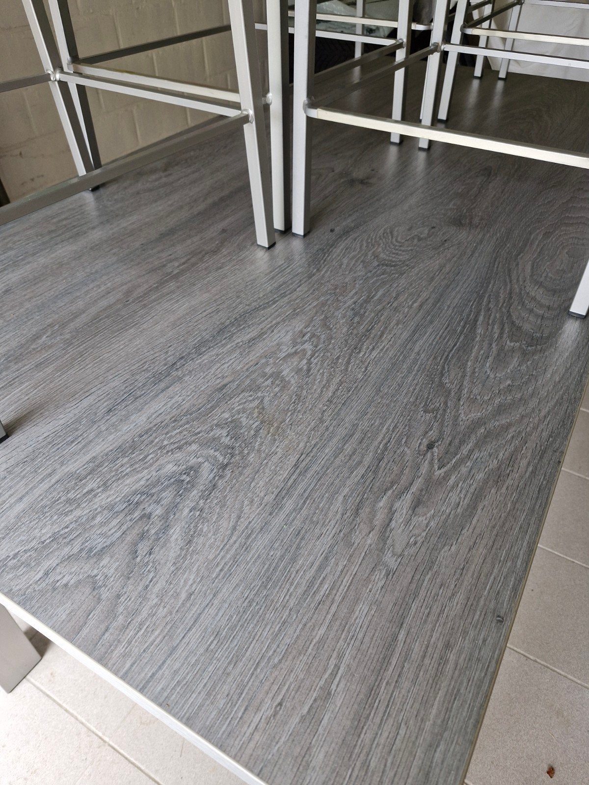 Hoge tafel met barstoelen, lichtgrijs, Huis en Inrichting, Tafels | Statafels, Ophalen, Zo goed als nieuw