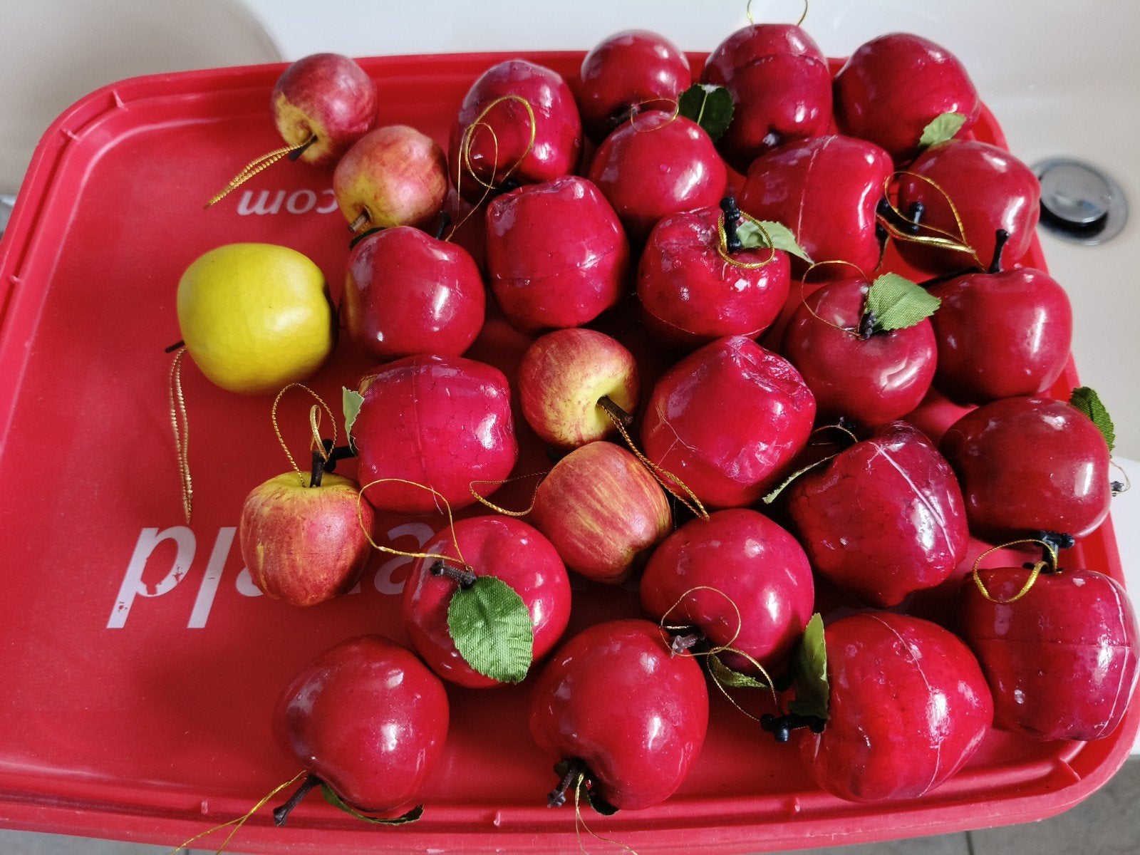 Rode appels met lusje voor decoratie in kerst, Huis en Inrichting, Ophalen