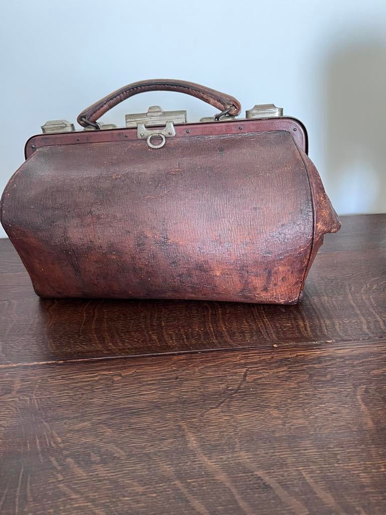 Dokters tasje + antieke deurklink van apotheek, Ophalen, Gebruikt, 20 tot 30 cm, Bruin