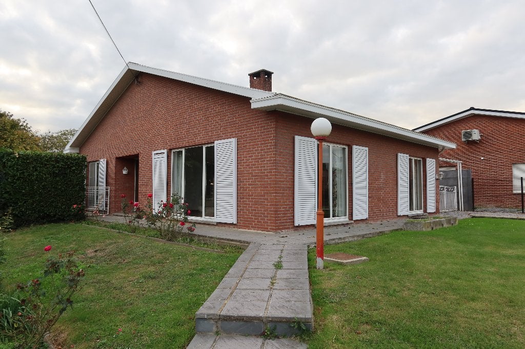 Bungalow 4 façades - 2 garages - jardin - idéalement situé, Province de Liège, 116 m², En direct du propriétaire, Villers l'Eveque