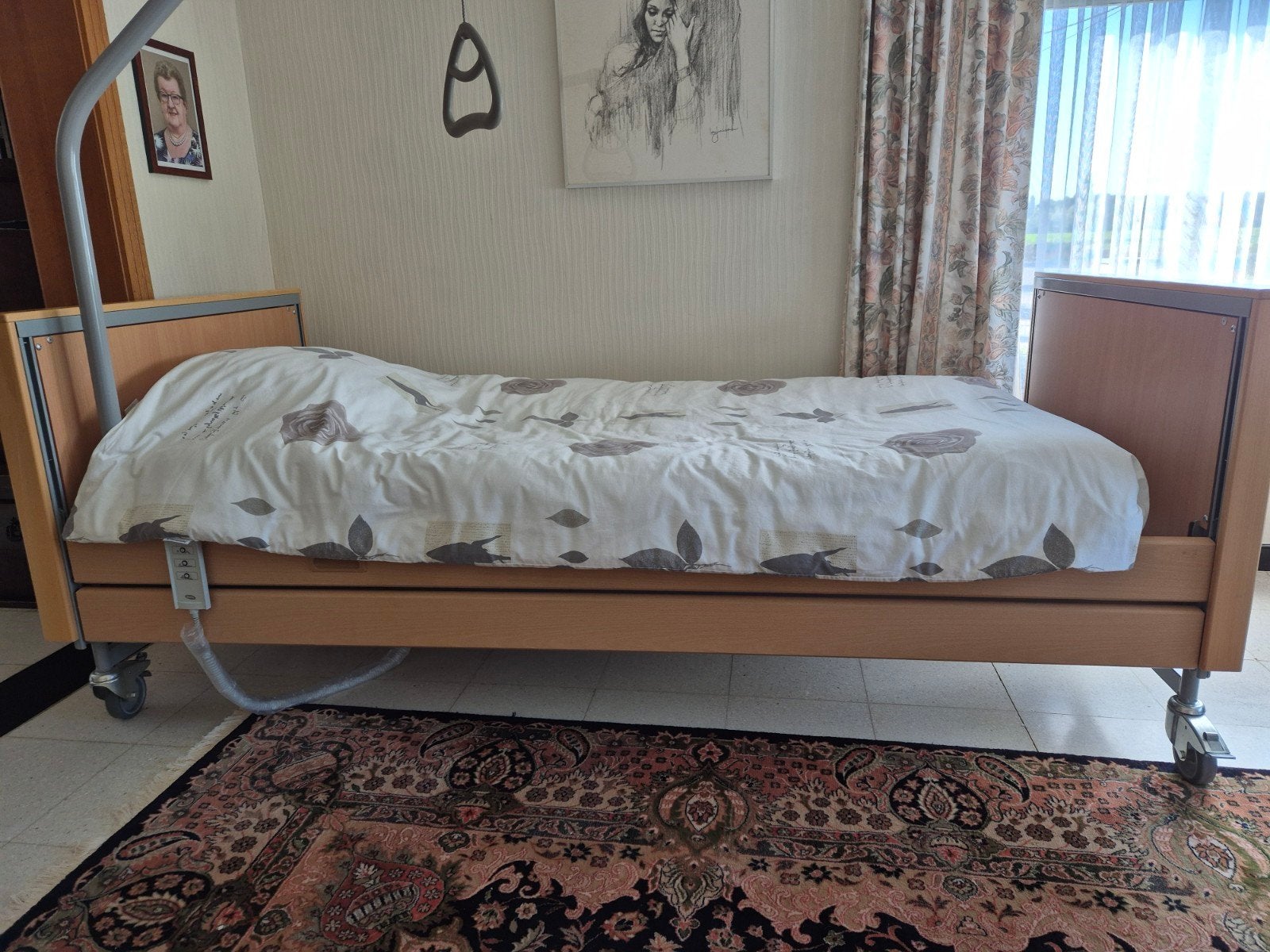 invacare beukenhouten zorgbed hoog-laag., Diversen, Ophalen, Zo goed als nieuw