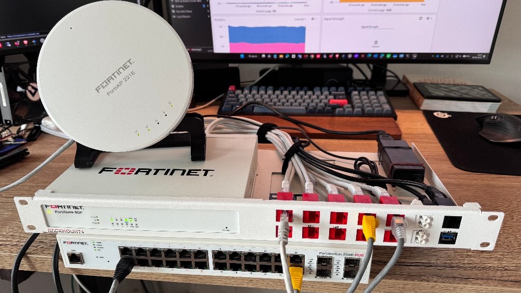 Fortinet FortiGate 80F + FortiSwitch 224E-POE + FortiAP 221E, Enlèvement, Comme neuf