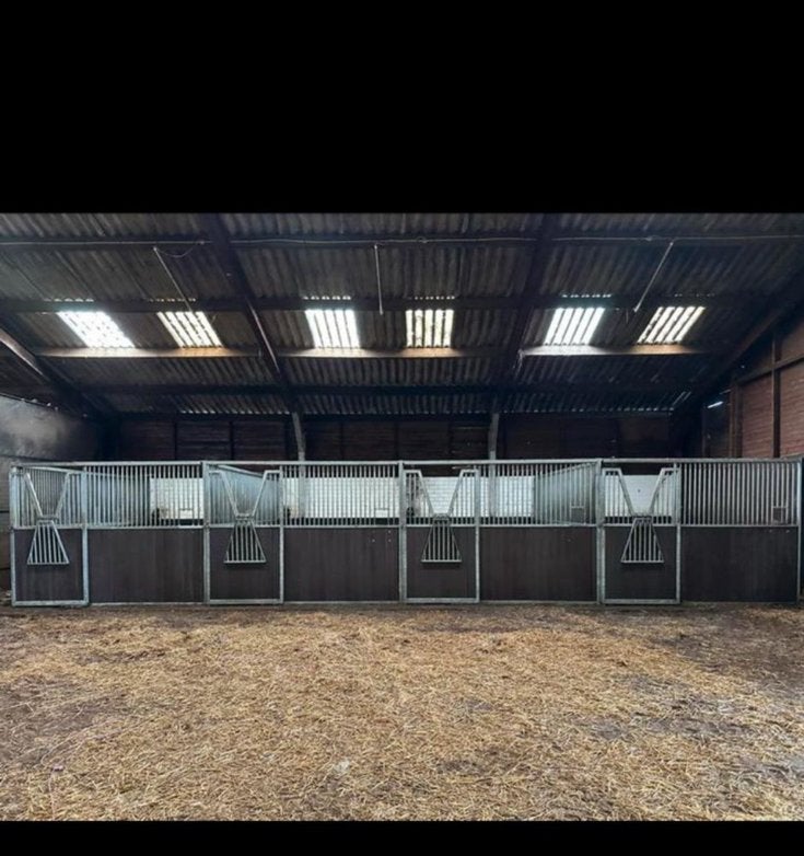 4 stallen 3m x 4,40, Dieren en Toebehoren