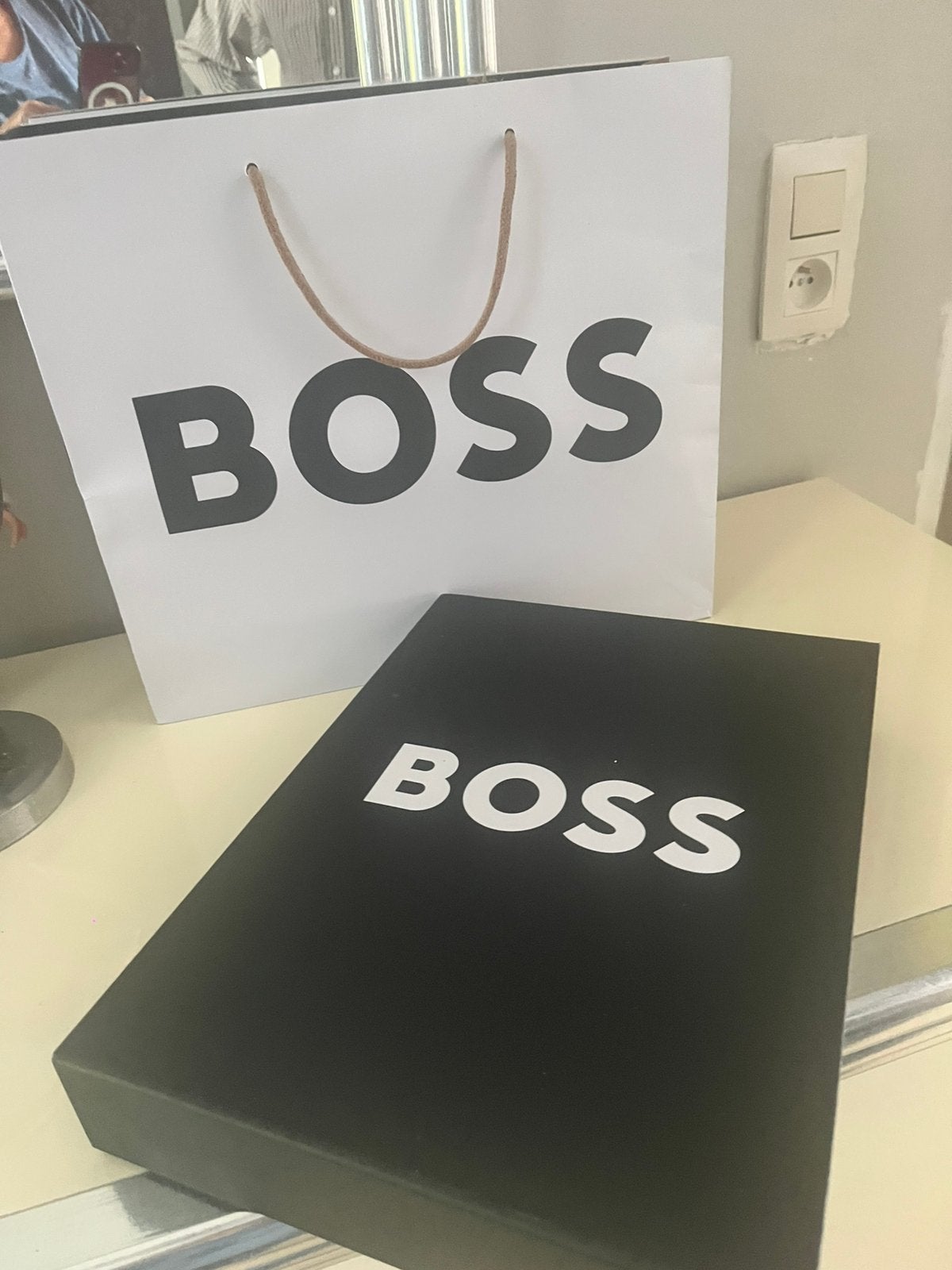 sac cadeau et une boîte noire siglés de la marque BOSS., Ophalen of Verzenden, Zo goed als nieuw