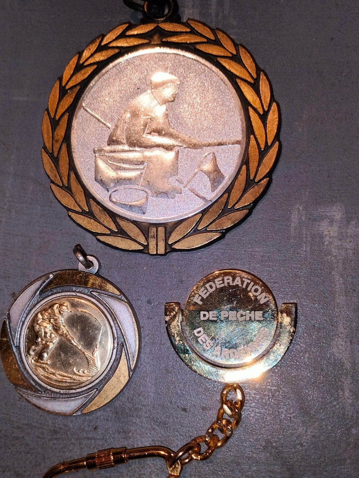 Lot médailles et pins de pêche, Enlèvement ou Envoi, Utilisé, Sport